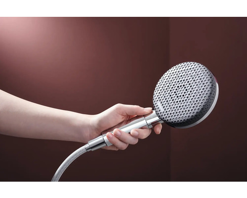 Eine Hand hält einen Duschkopf mit Schlauch.