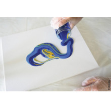 Technique de coulage sur toile : application de peinture liquide