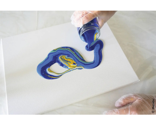 Technique de coulage sur toile : application de peinture liquide