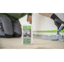 Haftgrundierung Innen von Lugato Protekt bei der Anwendung mit Farbroller.