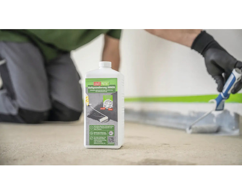 Haftgrundierung Innen von Lugato Protekt bei der Anwendung mit Farbroller.