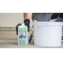 Haftgrundierung Innenanwendung und Eimer mit Farbroller