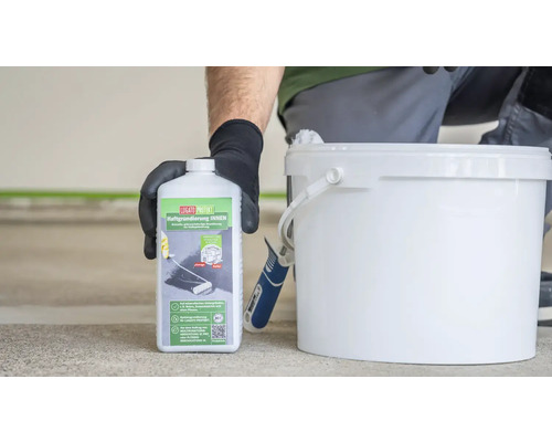 Haftgrundierung Innenanwendung und Eimer mit Farbroller