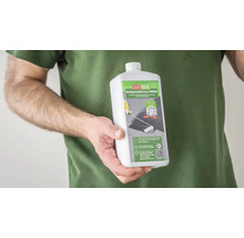 Person hält Flasche Lugato Protekt Haftgrundierung Innen