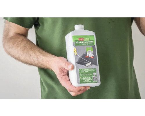 Person hält Flasche Lugato Protekt Haftgrundierung Innen