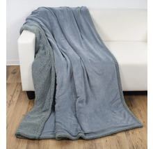 Plaid douillet gris sur un canapé blanc