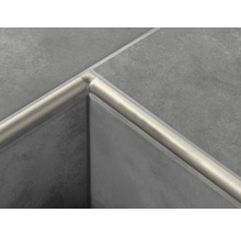 Gros plan d'un angle avec des carreaux et une baguette de carreleur