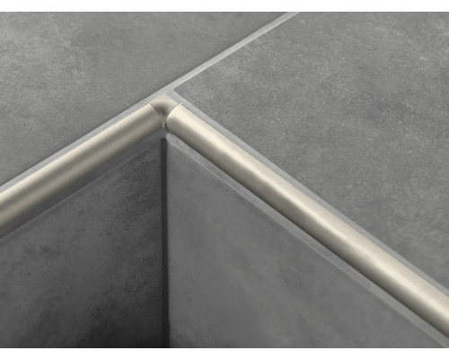 Gros plan d'un angle avec des carreaux et une baguette de carreleur