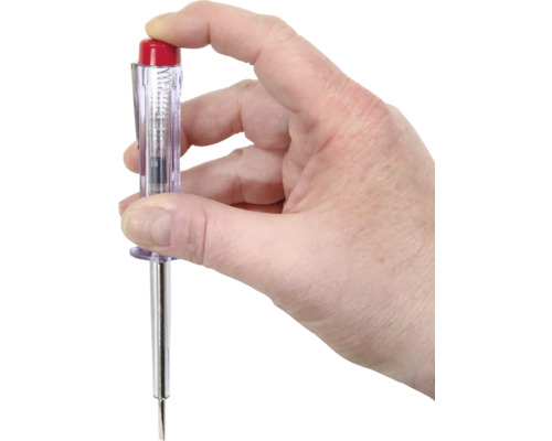 Une main tient un testeur de tension.