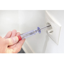 Testeur de tension dans une prise de courant