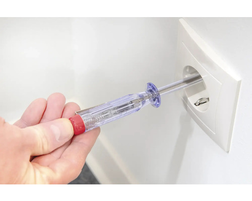 Testeur de tension dans une prise de courant