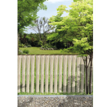 Gartenszene mit Zaun aus Holzimitat und Kiesbeet