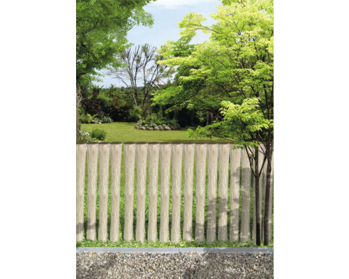 Gartenszene mit Zaun aus Holzimitat und Kiesbeet