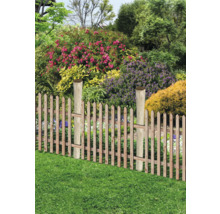 Gartenzaun aus Holz vor blühendem Garten