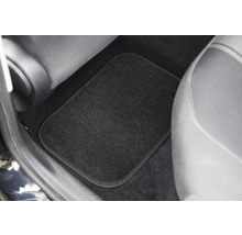 Schwarze Fußmatte im Fußraum eines Autos.