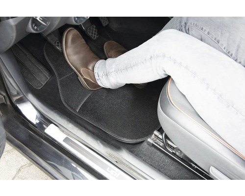 Fahrzeuginnenraum mit Fußmatte und Fuß auf Pedal