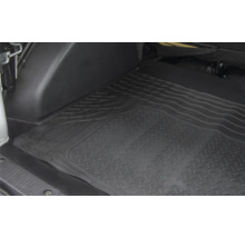 Schwarze Gummifußmatte für den Fahrzeuginnenraum mit Rillenmuster