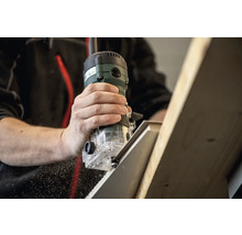 Eine Oberfräse wird zum Bearbeiten eines Holzbretts verwendet.