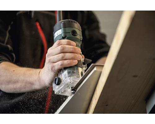 Eine Oberfräse wird zum Bearbeiten eines Holzbretts verwendet.