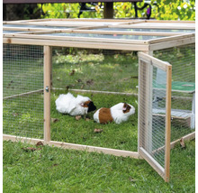 Enclos extérieur en bois avec deux cobayes dans le jardin
