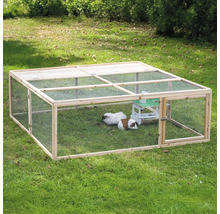 Enclos extérieur en bois avec grillage pour petits animaux dans le jardin