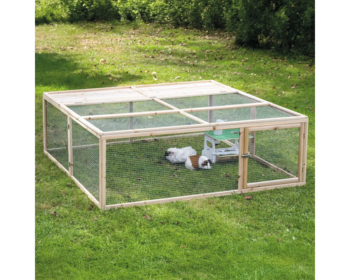 Enclos extérieur en bois avec grillage pour petits animaux dans le jardin