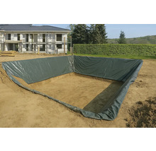 Excavation recouverte d'une bâche de bassin dans le jardin.