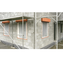 Façade de maison en béton avec protections de fenêtres et échafaudage