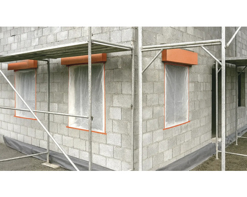 Façade de maison avec échafaudage et protections de fenêtres pendant la phase de construction