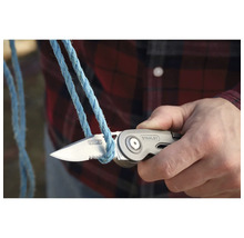 Couteau Stanley coupant une corde