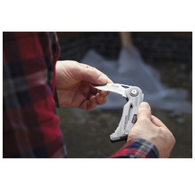 Une personne tient un couteau Stanley Quickslide à la main.