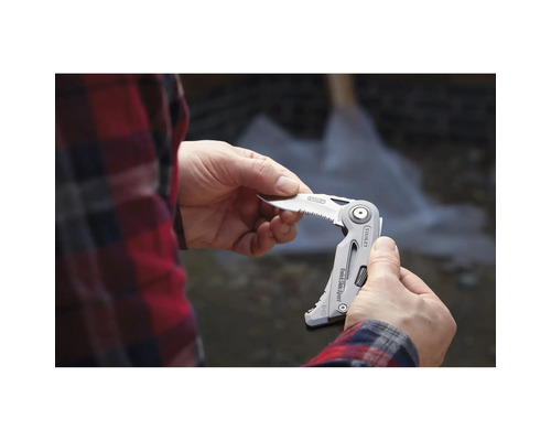Une personne tient un couteau Stanley Quickslide à la main.