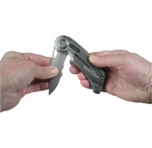 Couteau pliant Stanley Quicksilde Sport tenu dans les mains