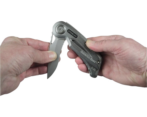 Couteau pliant Stanley Quicksilde Sport tenu dans les mains