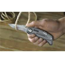 Couteau avec logo Stanley coupant une corde