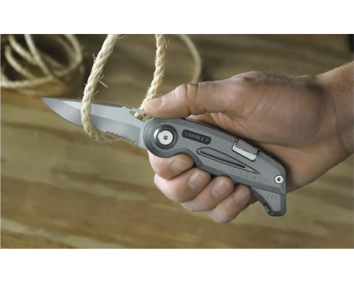 Couteau avec logo Stanley coupant une corde