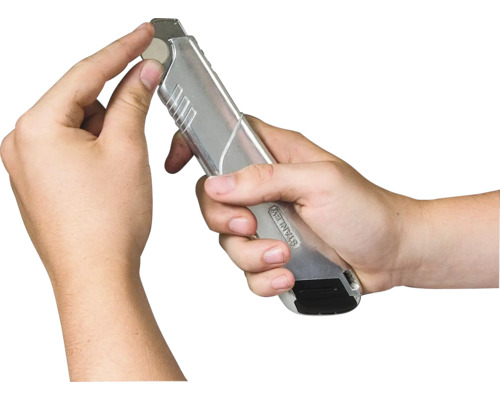 Stanley Logo Cuttermesser im Gebrauch