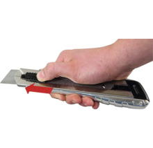 Hand bedient ein Cuttermesser mit Metallschaft