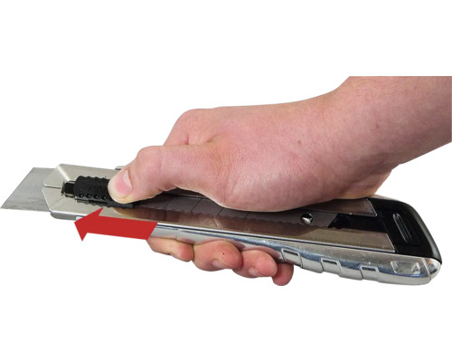 Hand bedient ein Cuttermesser mit Metallschaft