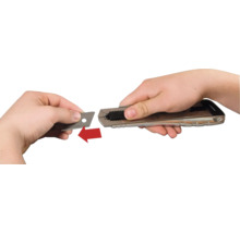 Hände wechseln die Klinge eines Cuttermessers.