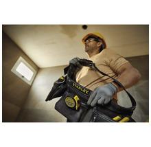 Artisan avec sac à outils Stanley et mètre ruban sur un chantier