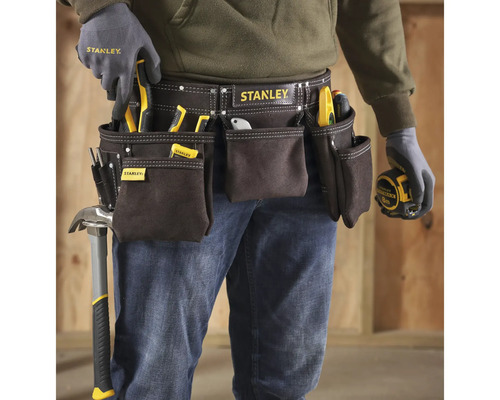 Artisan avec une ceinture à outils Stanley, équipée de divers outils
