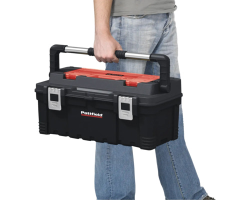 Eine Person trägt einen Pattfield Werkzeugkasten.