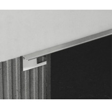 Fliesenprofil aus Metall an Wand und Fliesen