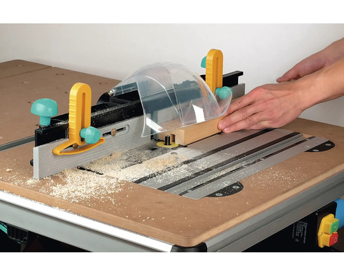 Établi avec coupe de bois et dispositif de protection des mains pour un sciage sûr