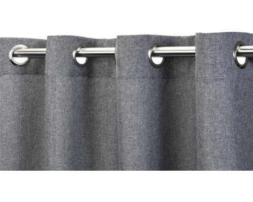 Rideau à œillets gris en tissu sur une tringle à rideaux