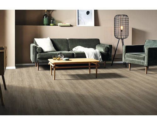 Salon avec canapé, fauteuil, table, lampadaire et plancher en bois