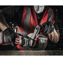 Ein Mann benutzt eine Einhell Akku-Bürstenmaschine zum Bearbeiten von Holz.