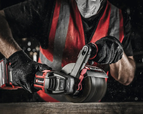 Ein Mann benutzt eine Einhell Akku-Bürstenmaschine zum Bearbeiten von Holz.