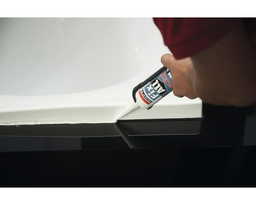 Application de l'adhésif et du mastic Soudal Fix All Flexi sur une surface